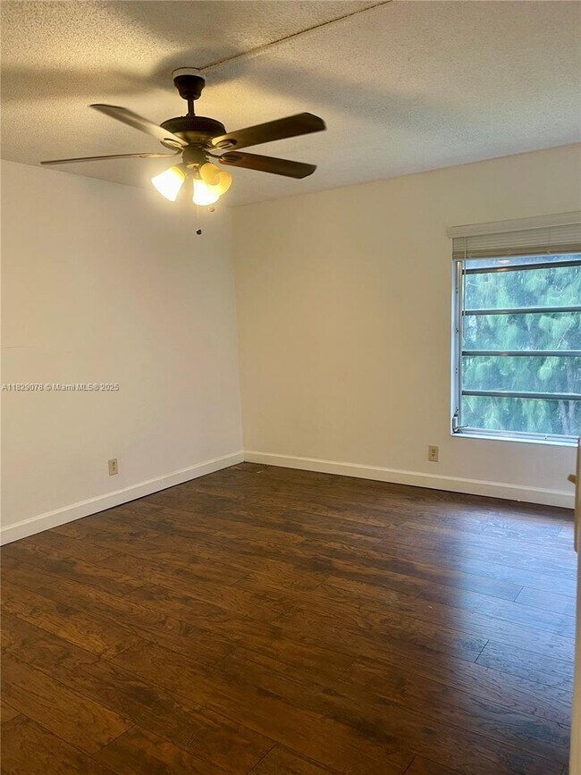 Building Photo - 430 Commodore Dr