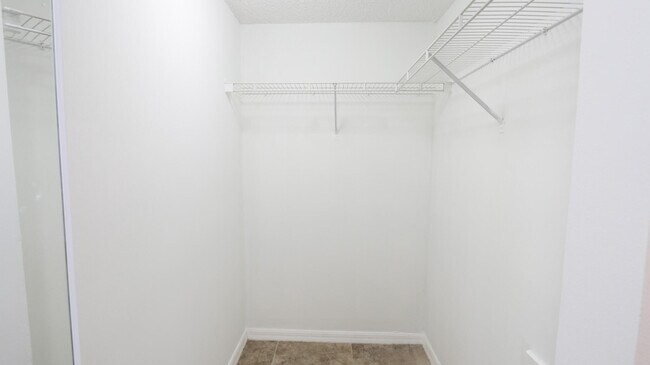 Building Photo - 1100 Crestwood Ct S