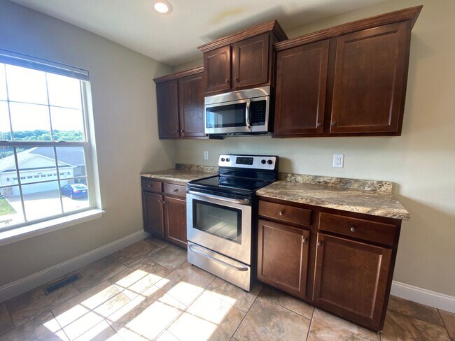 Building Photo - 3 bedroom, 3 bathroom home located in Brus...