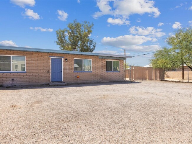 Building Photo - 2 Bedroom 2 Bathroom Home with Flex Space & Spacious Backyard!