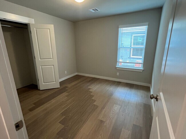 Building Photo - Brand New Duplex!