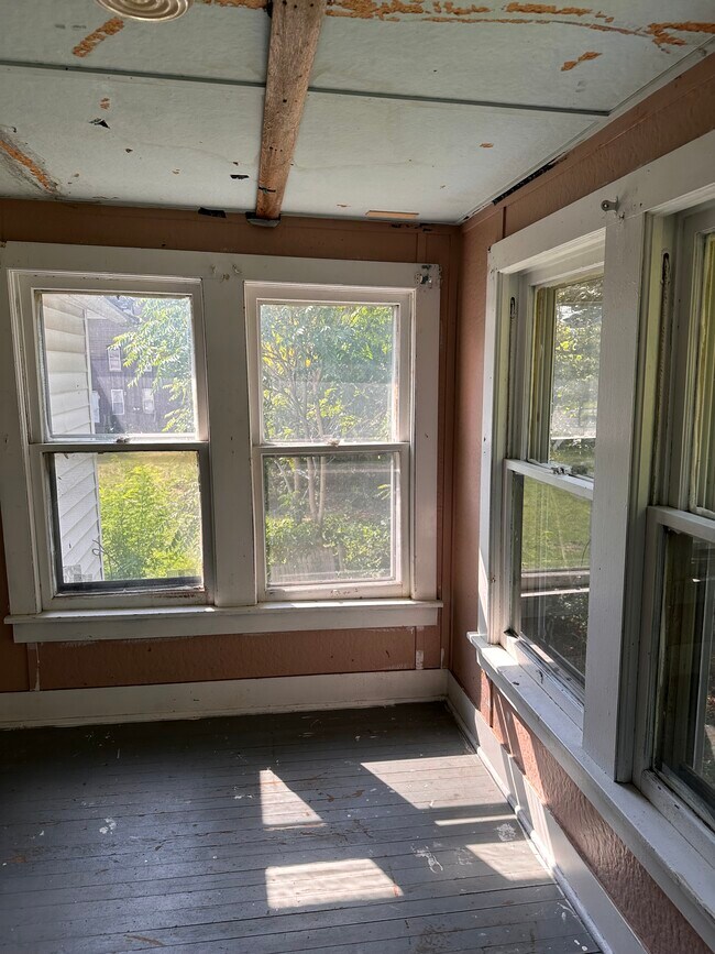 Building Photo - 713 Harper St