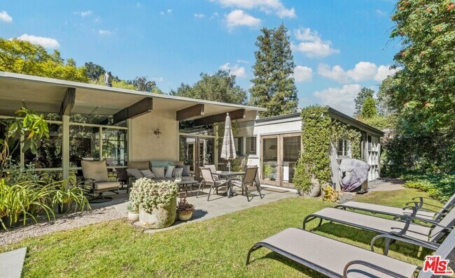 Building Photo - 2530 Hutton Dr