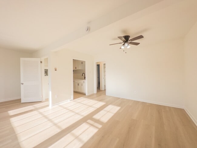 Spacious Living Room - College Court