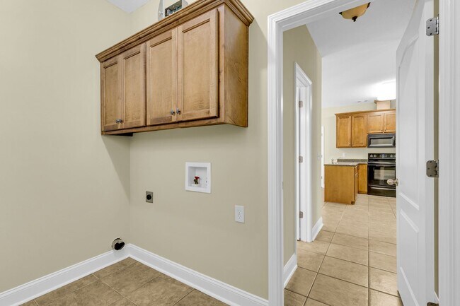 Building Photo - 4 Bedroom 2.5 Bathroom single family home ...