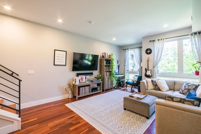 Building Photo - Two Bed Fishtown Townhouse