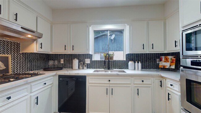 Building Photo - 811 Devonport Ln