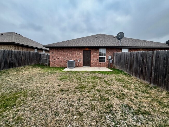 Building Photo - 3br 2ba duplex with 2 car garage!!