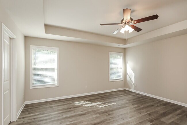 Building Photo - 900 Walnut Woods Dr