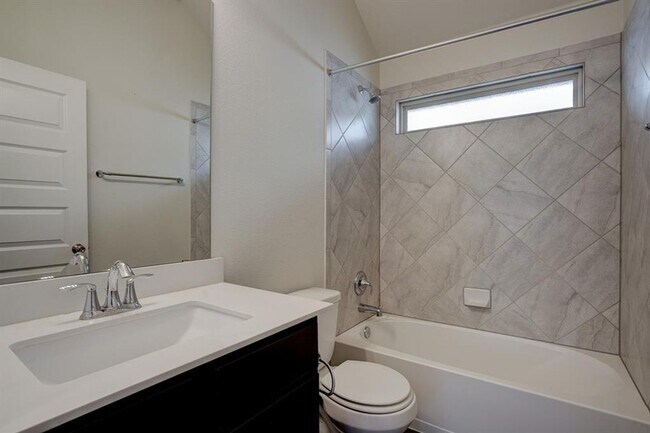 Building Photo - Beautiful 3BR/2BA Home with Island Kitchen...
