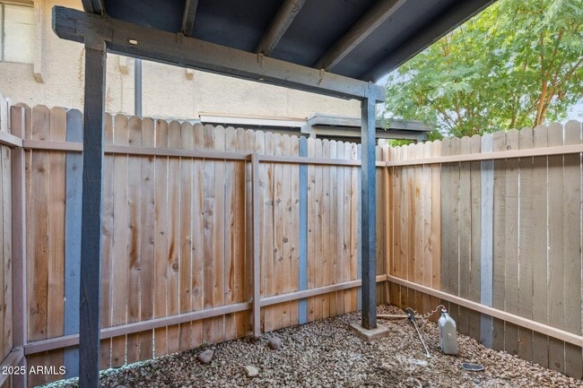 Building Photo - 286 W Palomino Dr