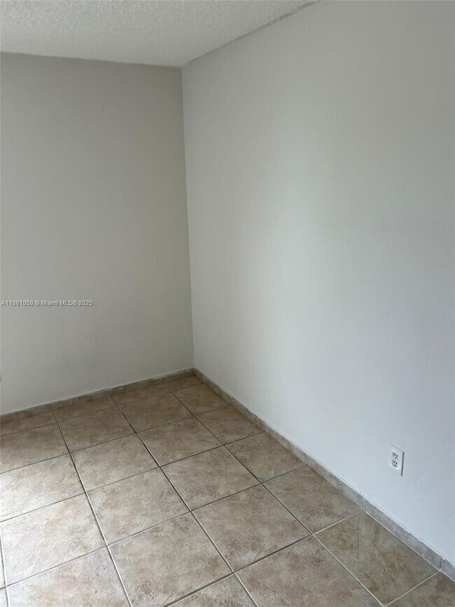Building Photo - 8840 Fontainebleau Blvd