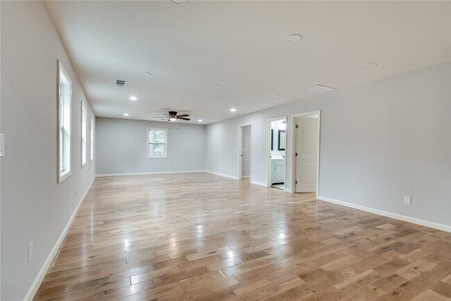 Building Photo - 2575 Barrylynn Dr