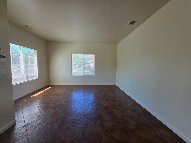 Building Photo - 3 bedroom with an extra office/den space in Modesto!