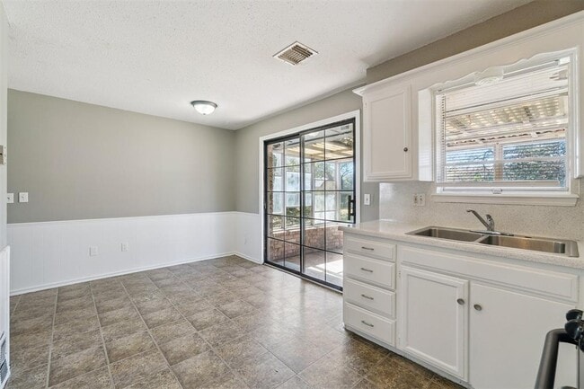 Building Photo - 4009 Vickie Dr