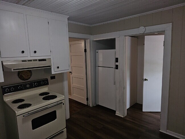 Building Photo - Charming 2-Bedroom Home Near Downtown Lincolnton!