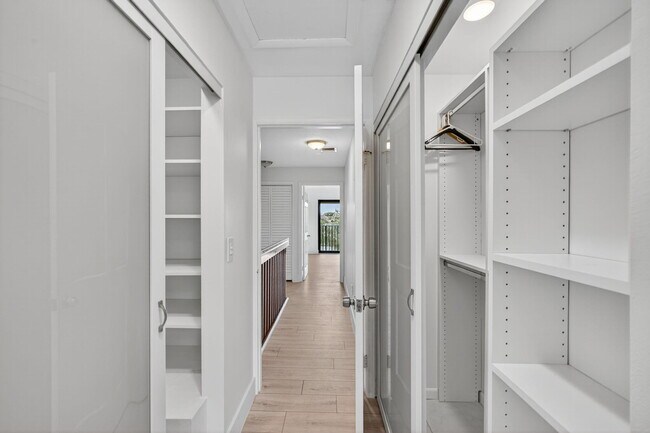 Building Photo - 270 Captains Walk