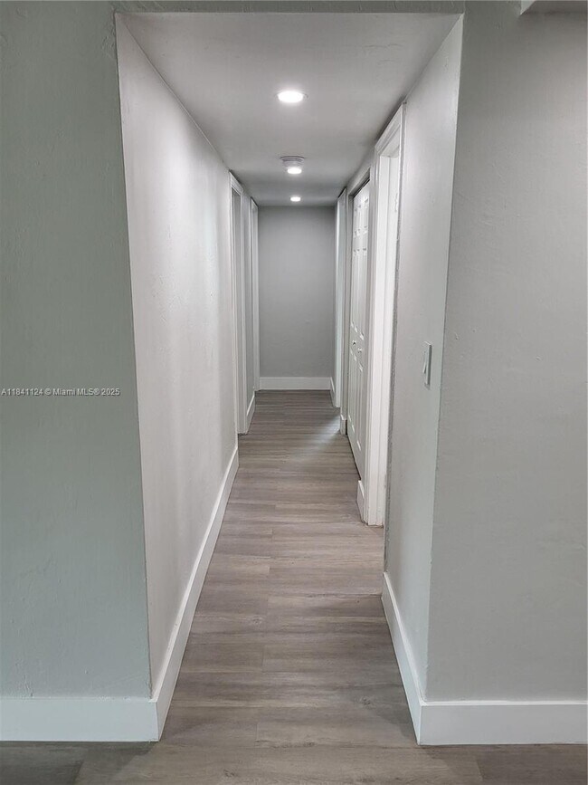 Building Photo - 9125 SW 77th Ave