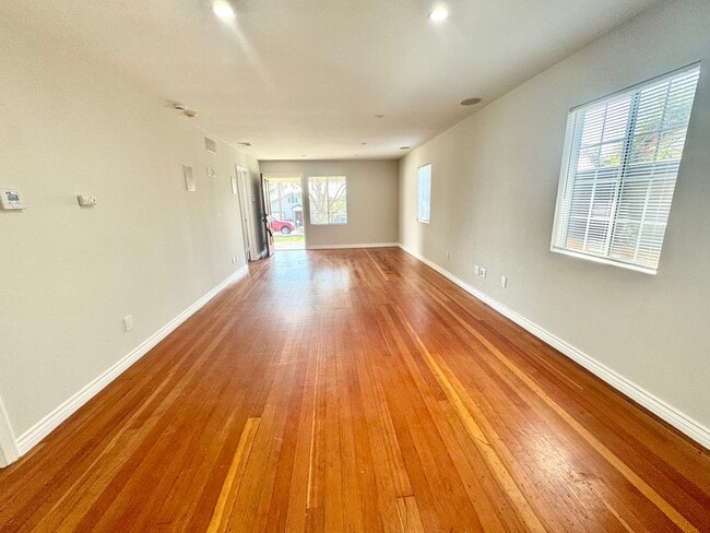 Building Photo - Newly renovated 3 bedroom, 2 bath single f...
