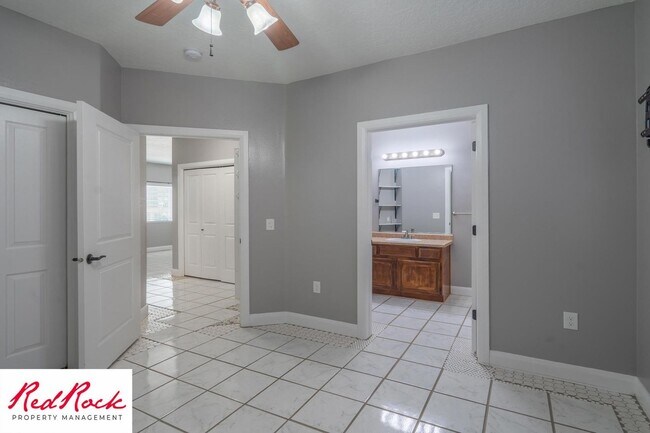 Building Photo - Ground-Level 2 Bedroom Condo. Pet Friendly!