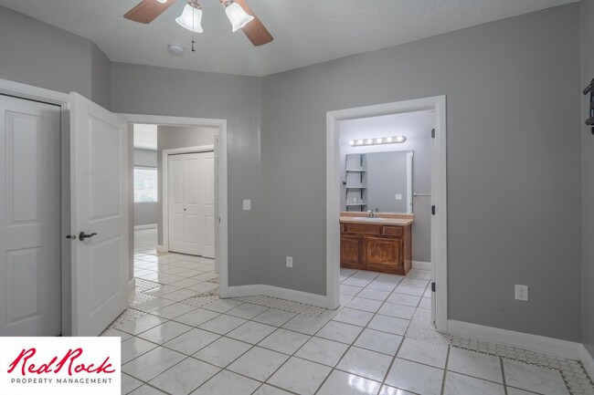 Building Photo - Lovely 2 Bedroom Condo. Pet Friendly!
