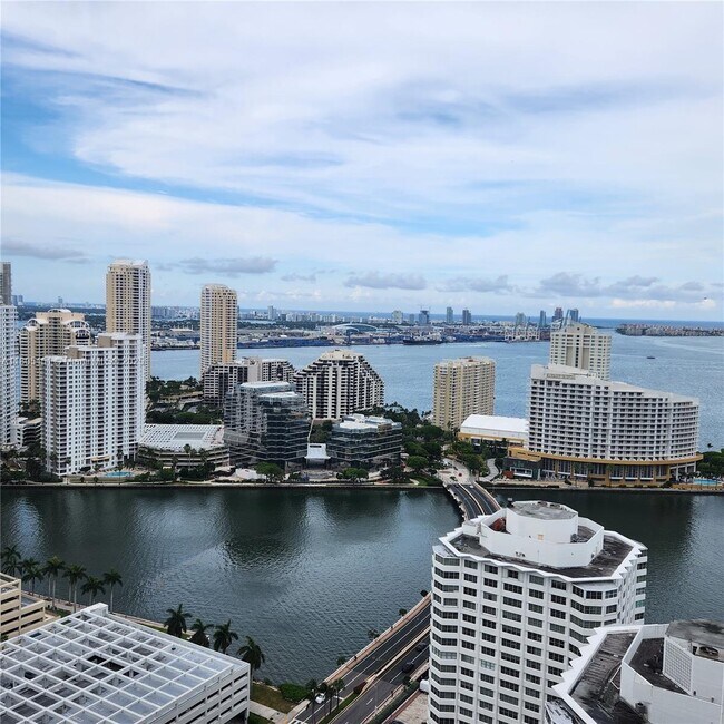 Building Photo - 950 Brickell Bay Dr