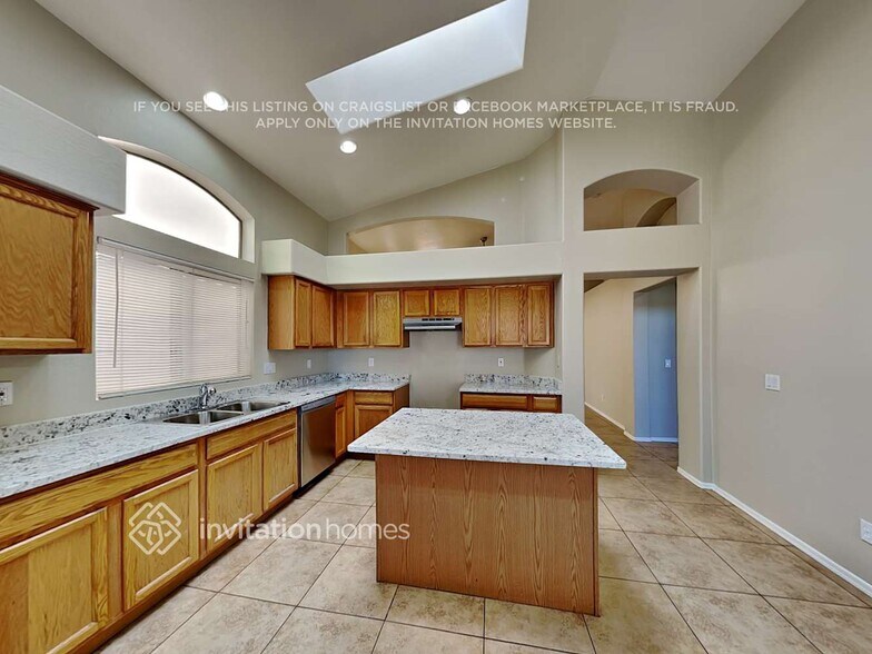 Building Photo - 1902 N 106th Ln