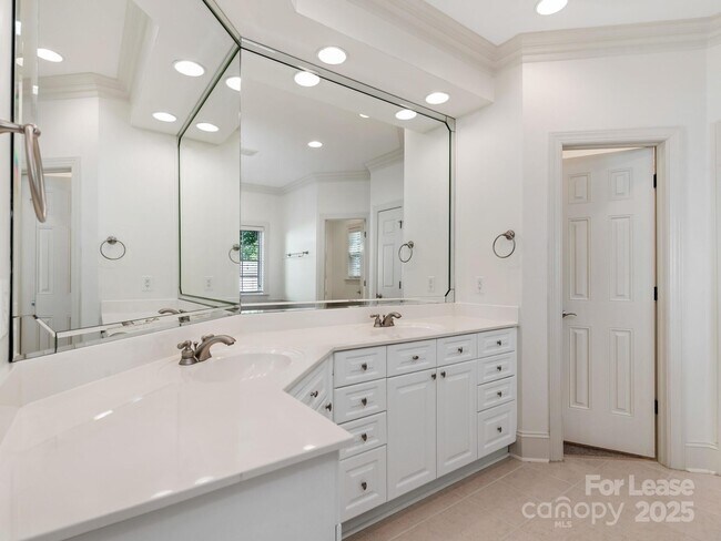 Building Photo - 2416 Chesterfield Ave