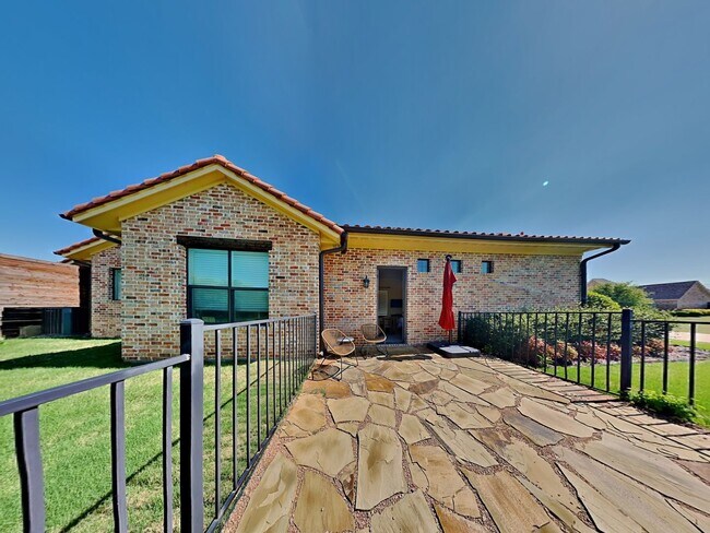 Building Photo - PRIVATE POOL PERFECT FOR A TEXAS SUMMER!