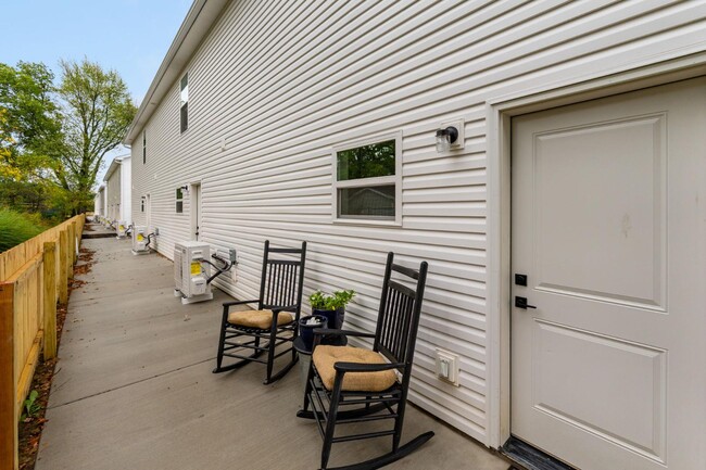 Building Photo - 382 N Franklin St