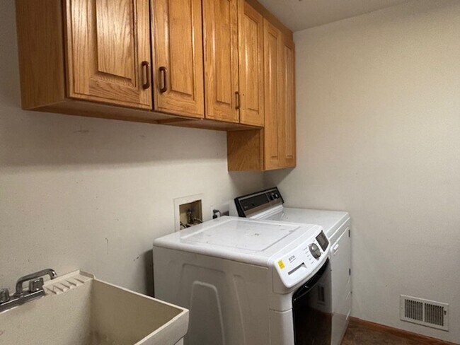 Building Photo - Spacious 4 BR/4 BA Single-Family Home in a Beautiful Wayzata/Minnetonka Neighborhood!