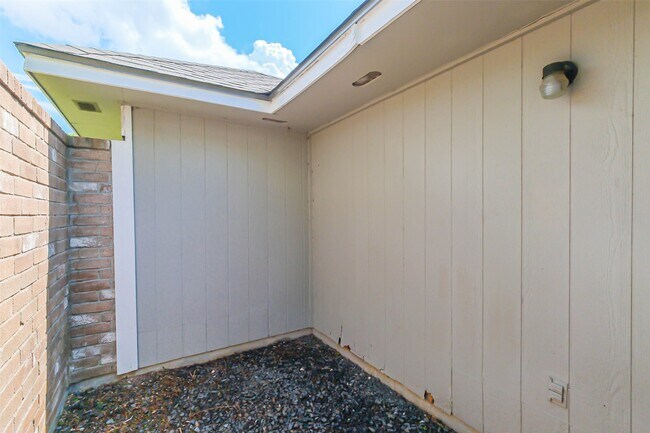 Building Photo - 15243 Peachmeadow Ln