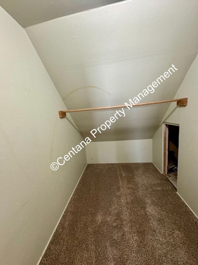 Building Photo - 5 bedroom 3 bath house with fenced yard