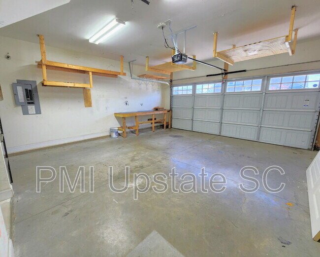 Building Photo - 1039 Blythwood Dr