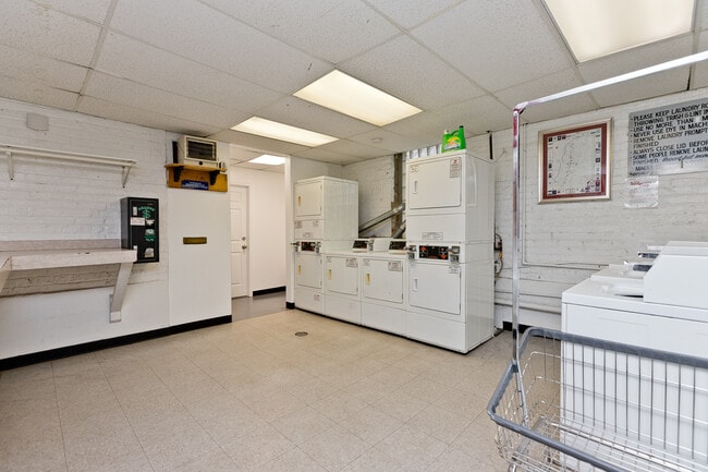 Building Photo - 4240 N Clarendon-