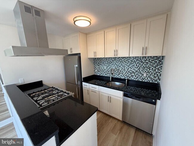 Building Photo - 4390 Lorcom Ln