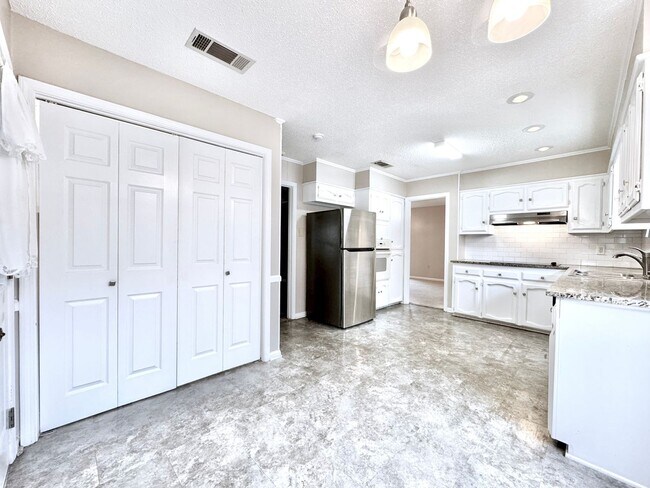 Building Photo - Beautiful Sherwood Oaks 3BR/2BA Home With Patio, Carport & Security Features!