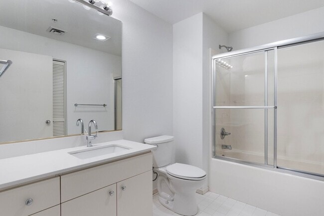 Building Photo - 618 NW 12th Ave