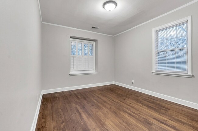 Building Photo - Charming 3BR/1BA Home with Spacious Yard & Great Location