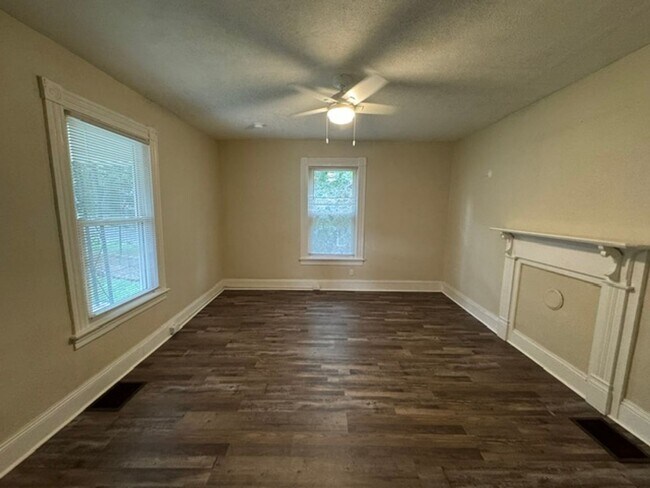 Building Photo - Charming 2 Bedroom Bungalow