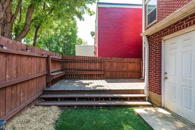 Building Photo - 809 Isabella St