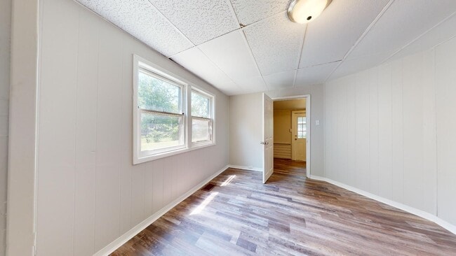 Building Photo - Huge 4 Bedroom Single Family House - almost 1500 SQ FT!