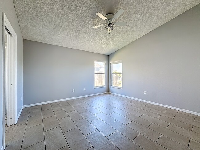 Building Photo - Spacious 4-Bedroom Retreat with 2 Baths in Brandon - 2103 Sq. Ft. of Comfort Awaits!
