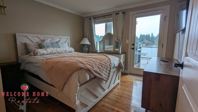 Building Photo - Huge waterfront home, fully furnished, boa...