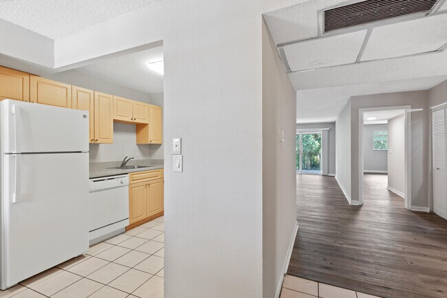 Building Photo - 2700 Coral Springs Dr