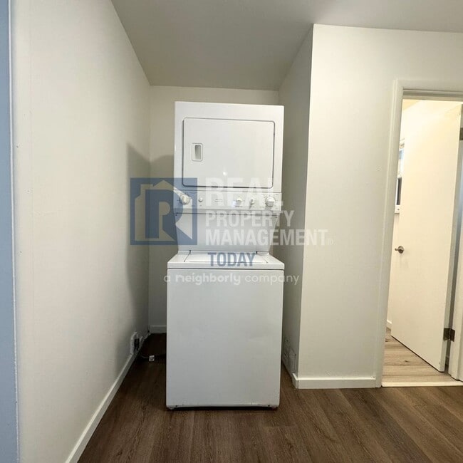 Building Photo - 2021 E 72nd St