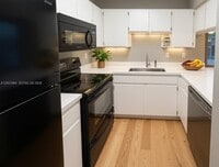 Building Photo - 606 S Albany Ave