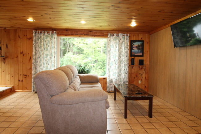 Living area - 133 Cliffside Cir