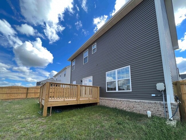 Building Photo - Beautiful Like-New 3 bed/2.5 bath w/ 2-car garage & fenced in backyard available June 24th!