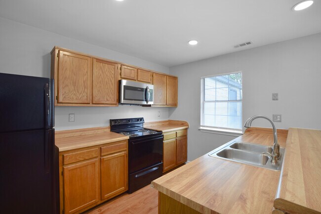 Building Photo - 240 Ferdinand Cir